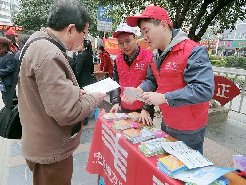 桂林供电局青年志愿者开展学雷锋活动